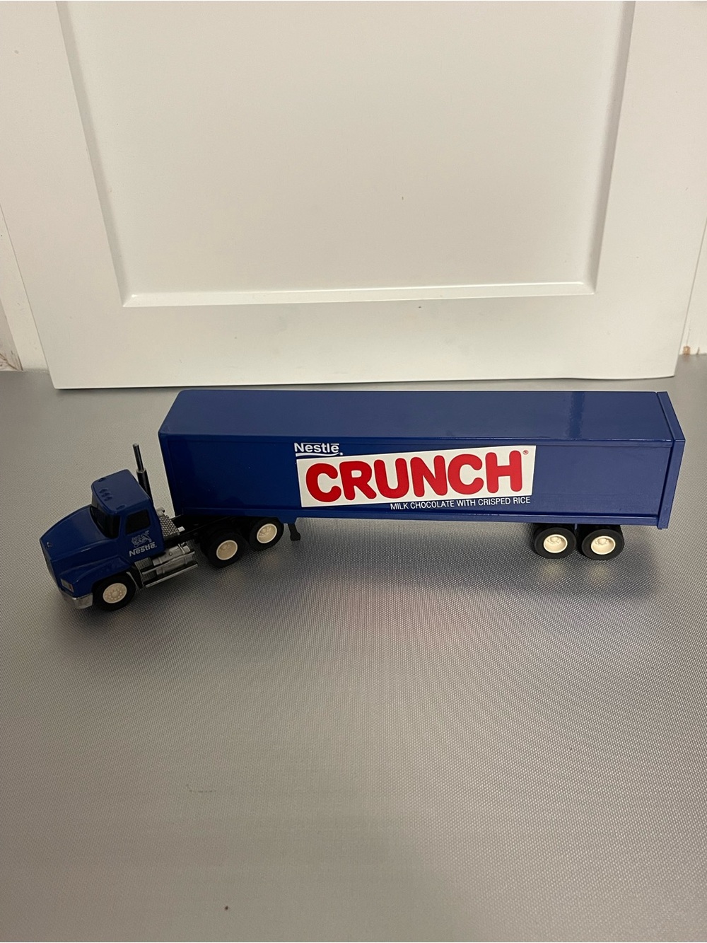 PENJOY Nestle Crunch Mack Tractor Trailer 1:64 Scale Diecast Promotional Model